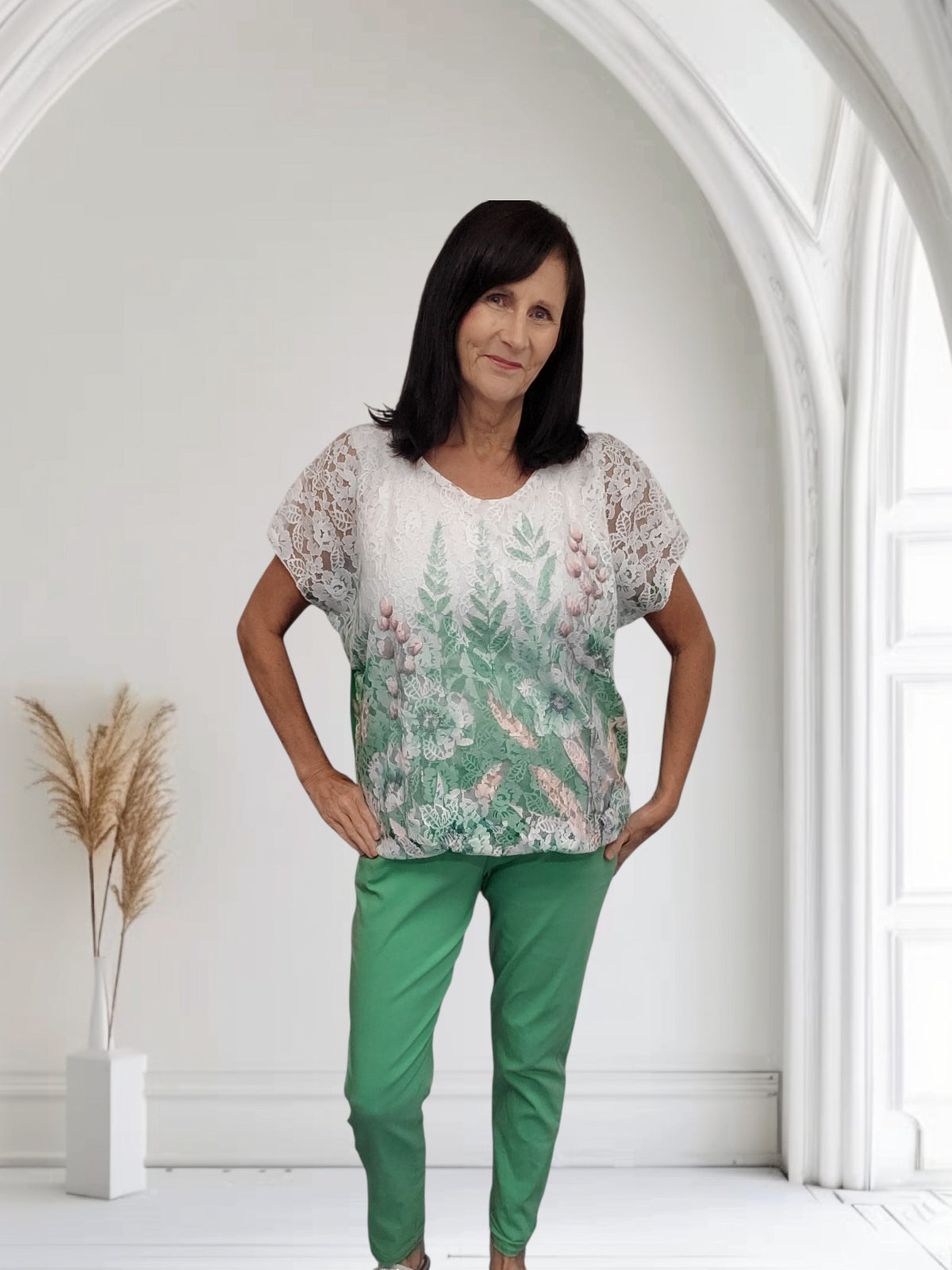 Rach Floral Lace Front Bubble Hem Top | One Size Fits UK 16-18 - Couture Boutique