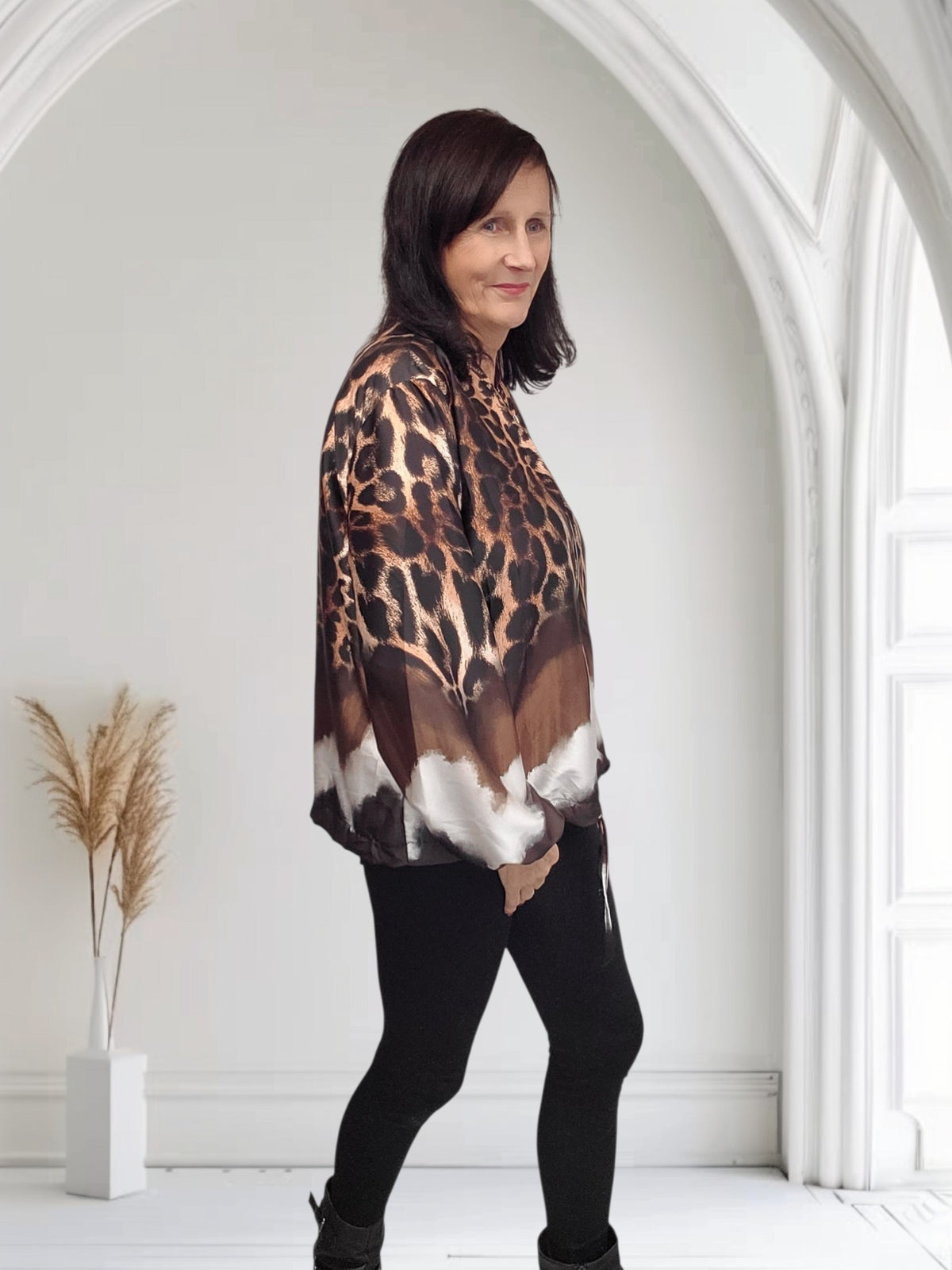 Lightweight  Leopard  Print  Jacket-Sisi